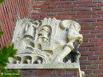 Op een aparte zuil, hoog boven de straat, de Rattenvanger van Hamelen.
<br/>
Corrie Groen- Pickhard, 2011-08-15